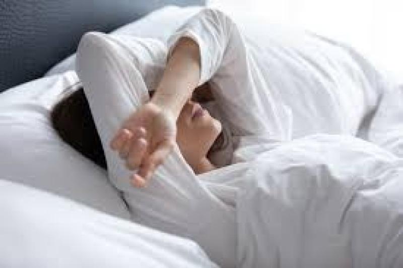مخاطر صحية كبيرة في حال النوم على معدة فارغة