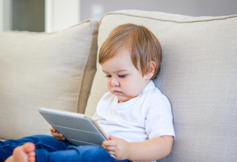 دراسة تكشف تأثير تعرض الأطفال لشاشات الأجهزة الإلكترونية على نموهم العقلي