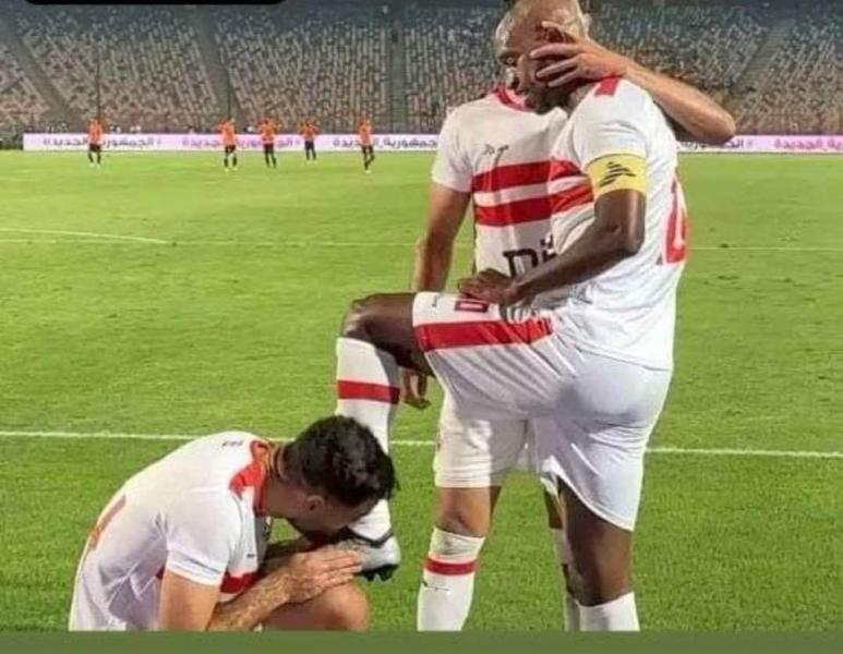 انتقادات لاذعة للجزيري بعد تقبيله لقدم شيكابالا خلال مباراة الزمالك مع البنك الأهلي