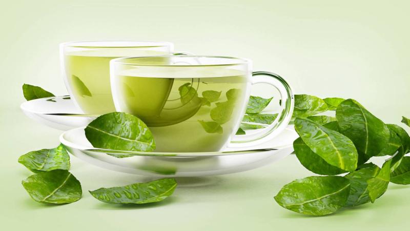 ماذا يحدث للجسم عند تناول الشاي الأخضر على معدة فارغة