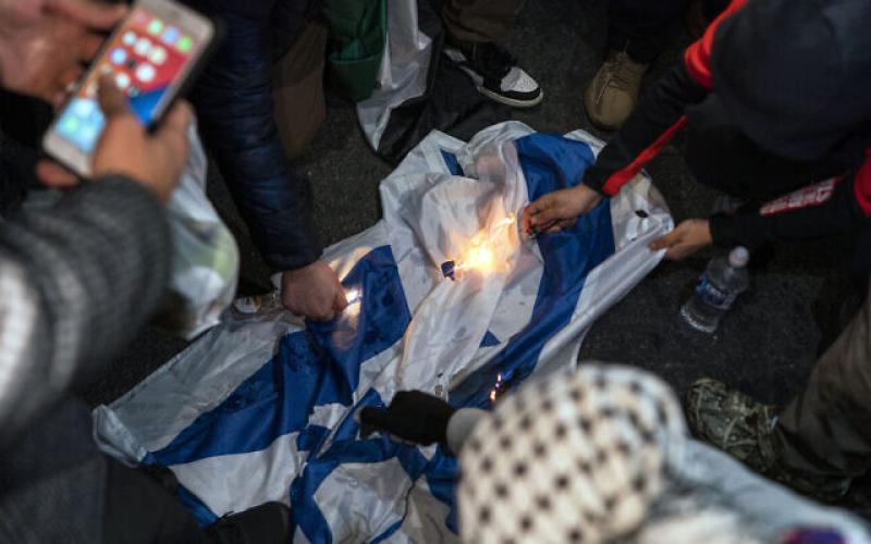 حرق علم إسرائيل في تظاهرة مؤيدة للفلسطينيين بنيويورك