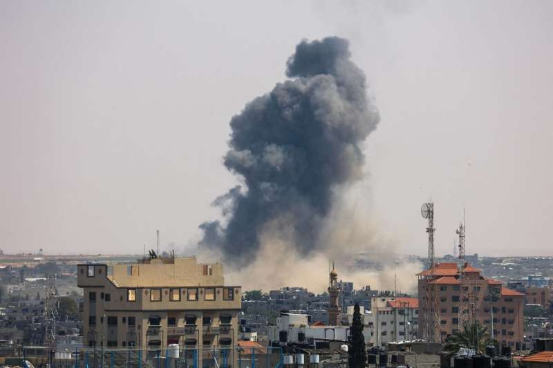 استشهاد 25 فلسطينيا وإصابة آخرين في غارة إسرائيلية على منازل حي الشيخ رضوان بغزة
