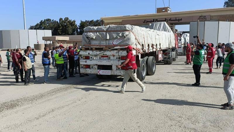 القاهرة الإخبارية: دخول أول شاحنة وقود من معبر رفح إلى قطاع غزة