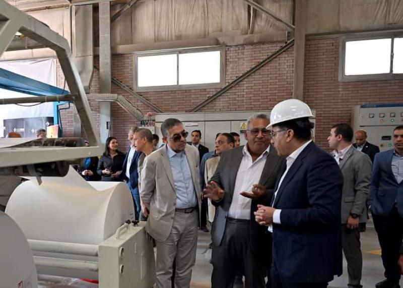 مصطفى مدبولي يزور مصنع ” انسوتك” لتكنولوجيا العزل