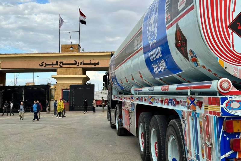 القاهرة الإخبارية: دخول 6 شاحنات وقود دخلت إلى قطاع غزة عبر معبر رفح