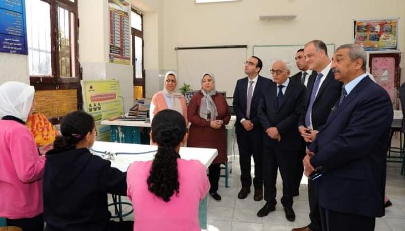 تفاصيل زيارة وزير التربية والتعليم لمدرسة فاطمة الزهراء الإعدادية