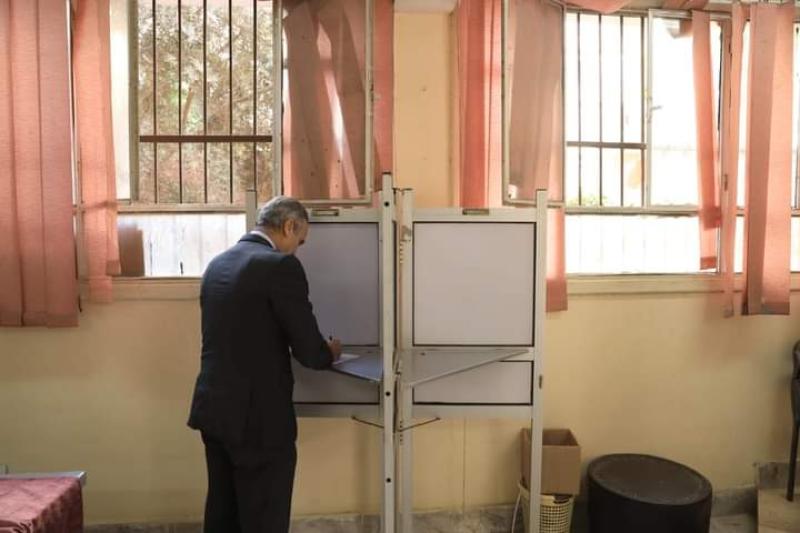 رئيس جهاز حماية المستهلك إبراهيم السجيني يدلي بصوته في الانتخابات الرئاسية