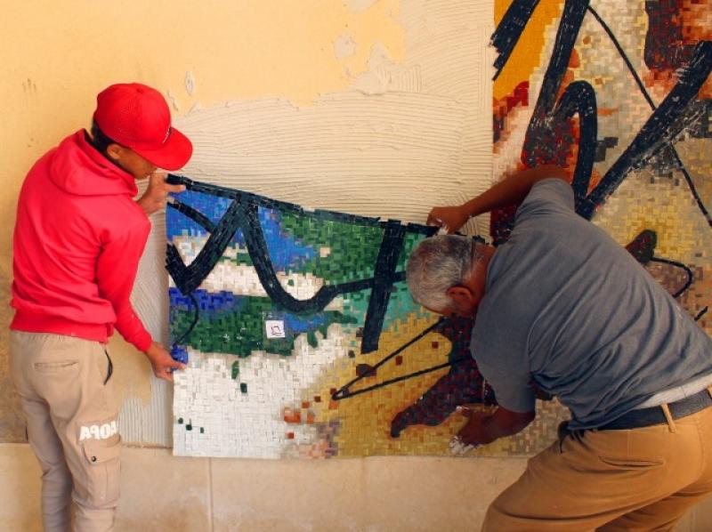 طلاب الفنون التطبيقية بالجامعة المصرية الروسية ينفذون جدارية من ”الموزاييك”