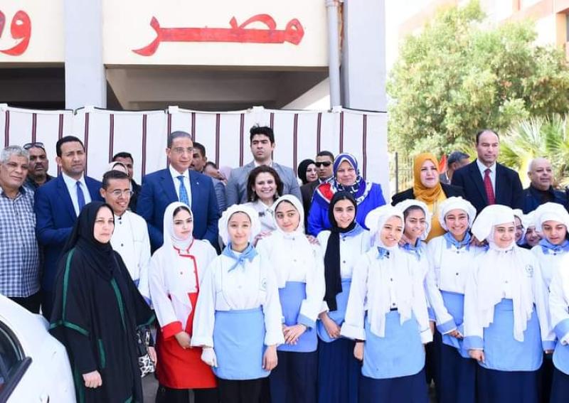 وزيرة الهجرة تتفقد المدرسة الفندقية في قرية دمو بمحافظة الفيوم