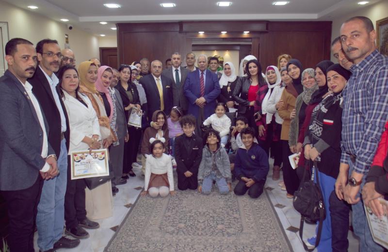 رئيس حزب مصر القومي يكرم طفلتين من أبطال ”قادرون باختلاف”