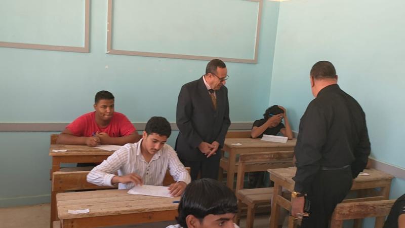 محافظ شمال سيناء يتفقد امتحانات الثانوية الأزهرية بمعاهد العريش