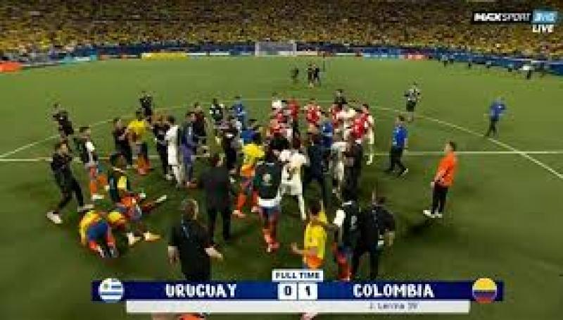 شاهد مشاجرات بالأيدي بين جماهير كولومبيا ولاعبي أوروجواي