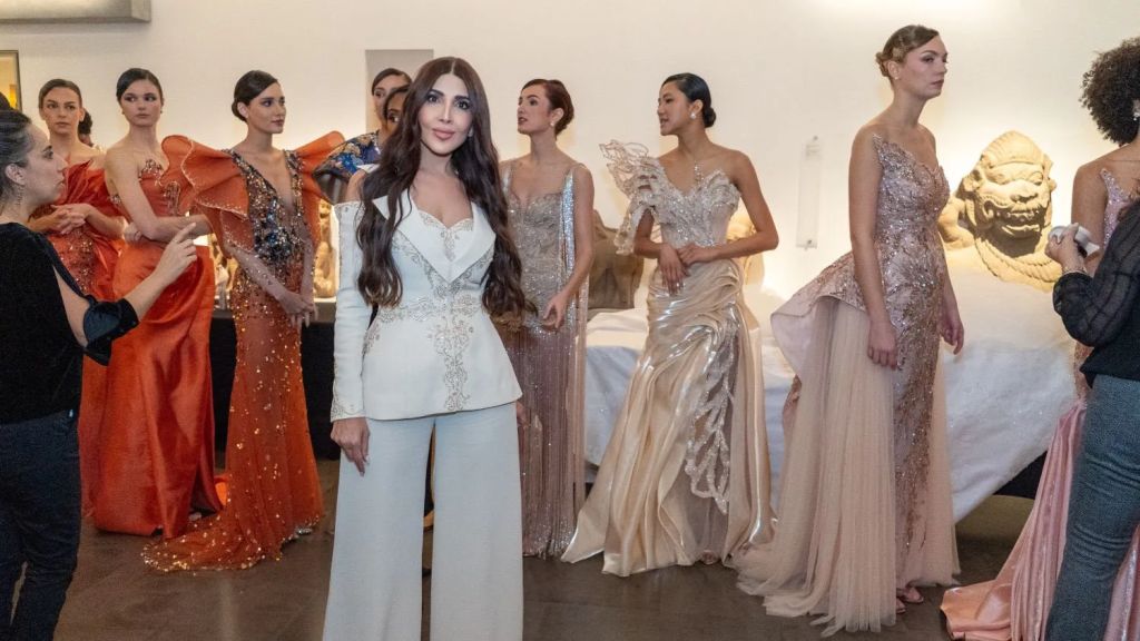منال عجاج تضيء أجواء أسبوع الموضة في باريس 2026  بإطلالات مستوحاة من الثقافة والتراث